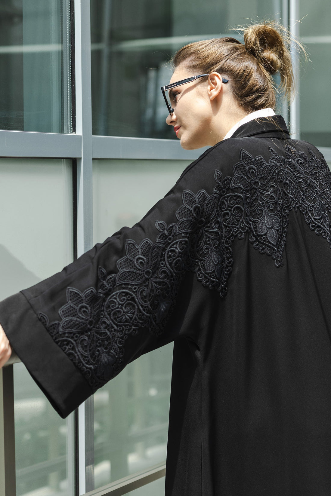 Dentelle  Crepe Close Abaya