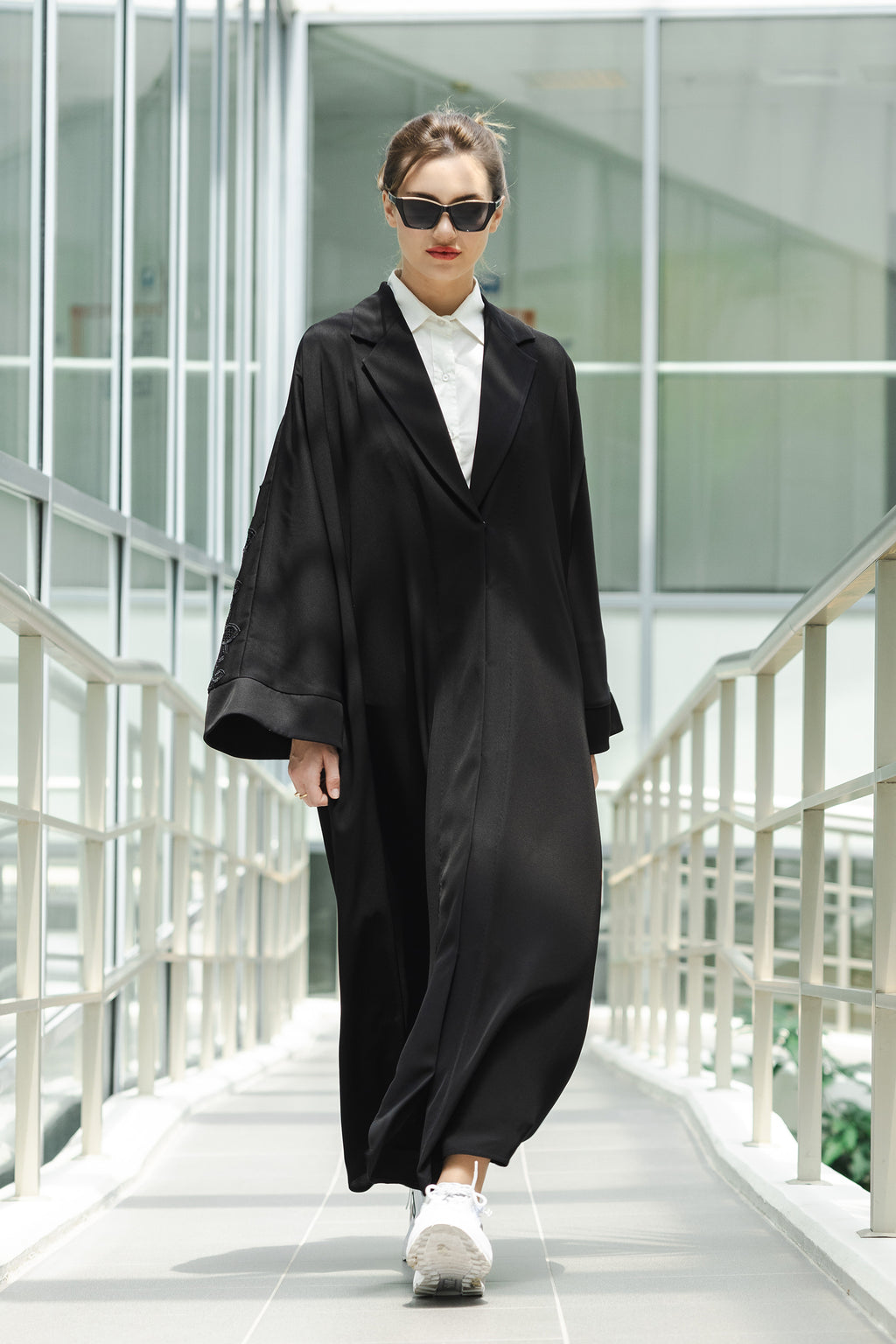 BLACK DENTELLE YASAMIN CLOSE ABAYA.