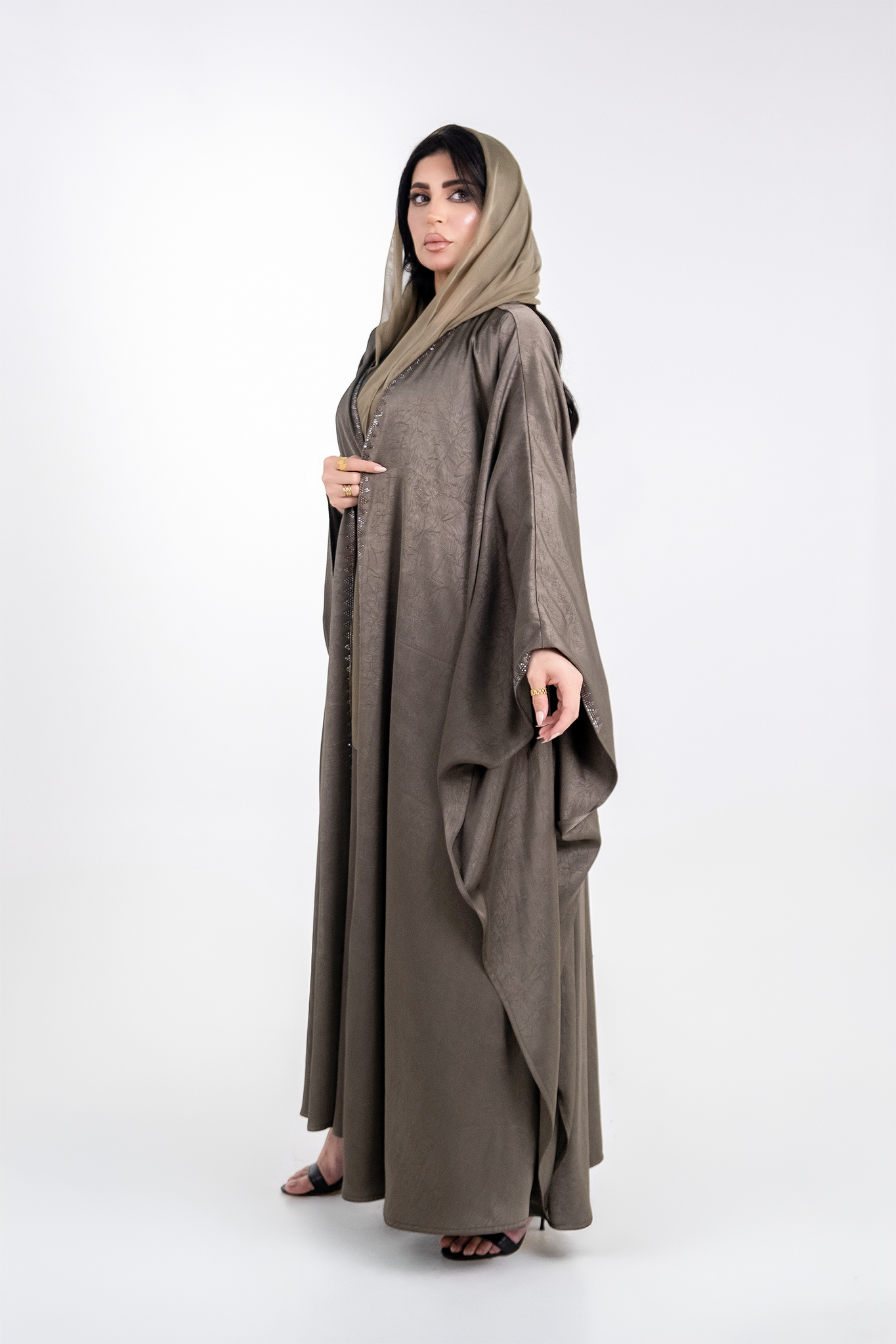 عباية بشت كريب مطرزة بالكريستال