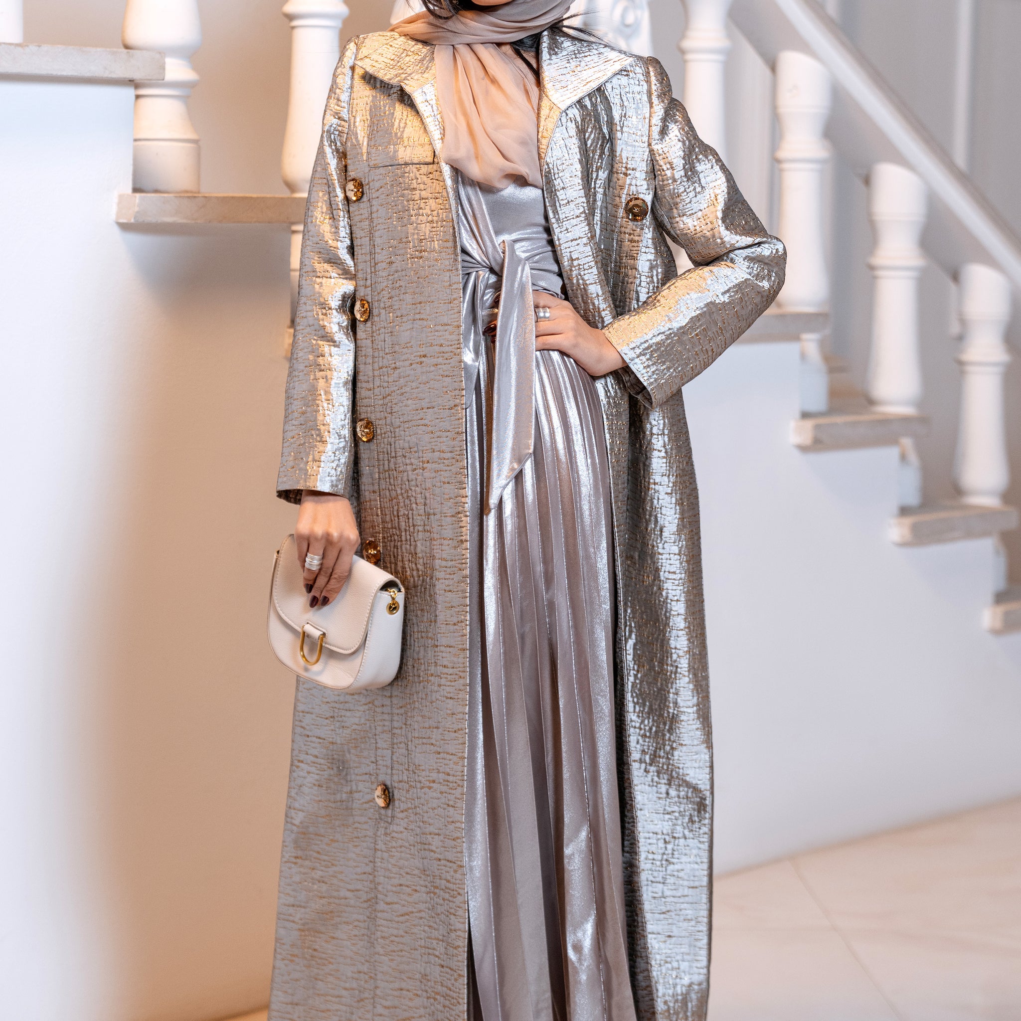 عباية بليزر جاكارد مرصعة بالكريستال سواروفسكي 