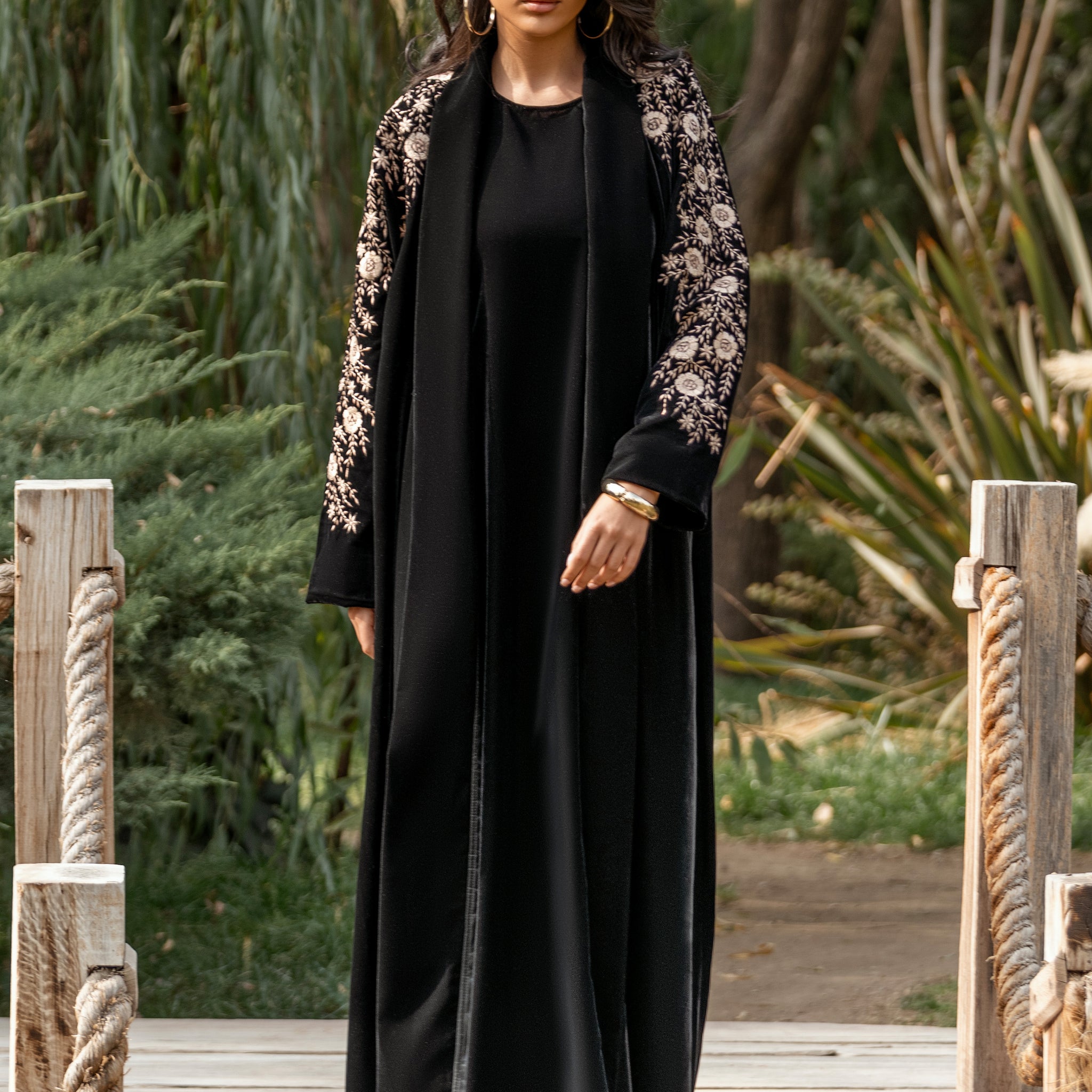 عباية سوداء مفتوحة من المخمل بتطريز