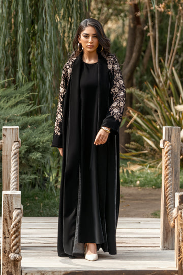 عباية سوداء مفتوحة من المخمل بتطريز