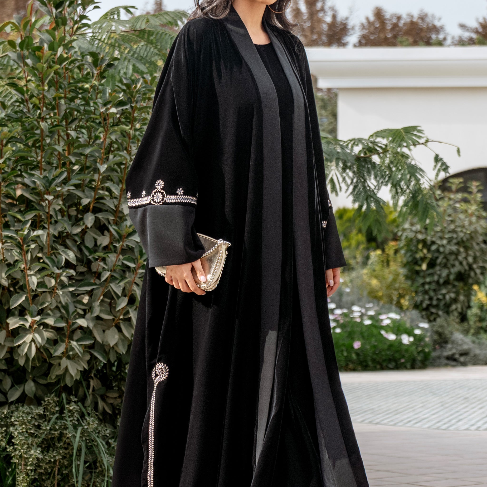 عباية مخمل سوداء مفتوحة بتطريز 