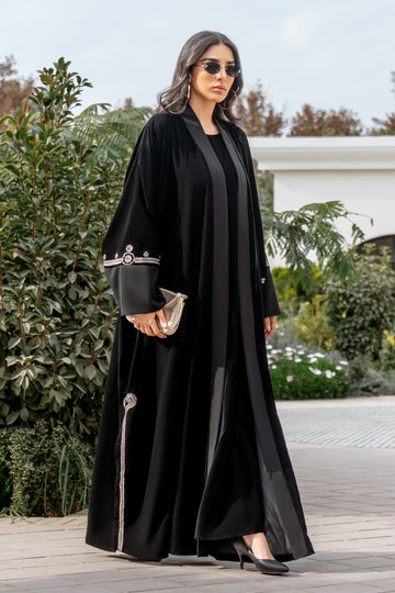عباية مخمل سوداء مفتوحة بتطريز 