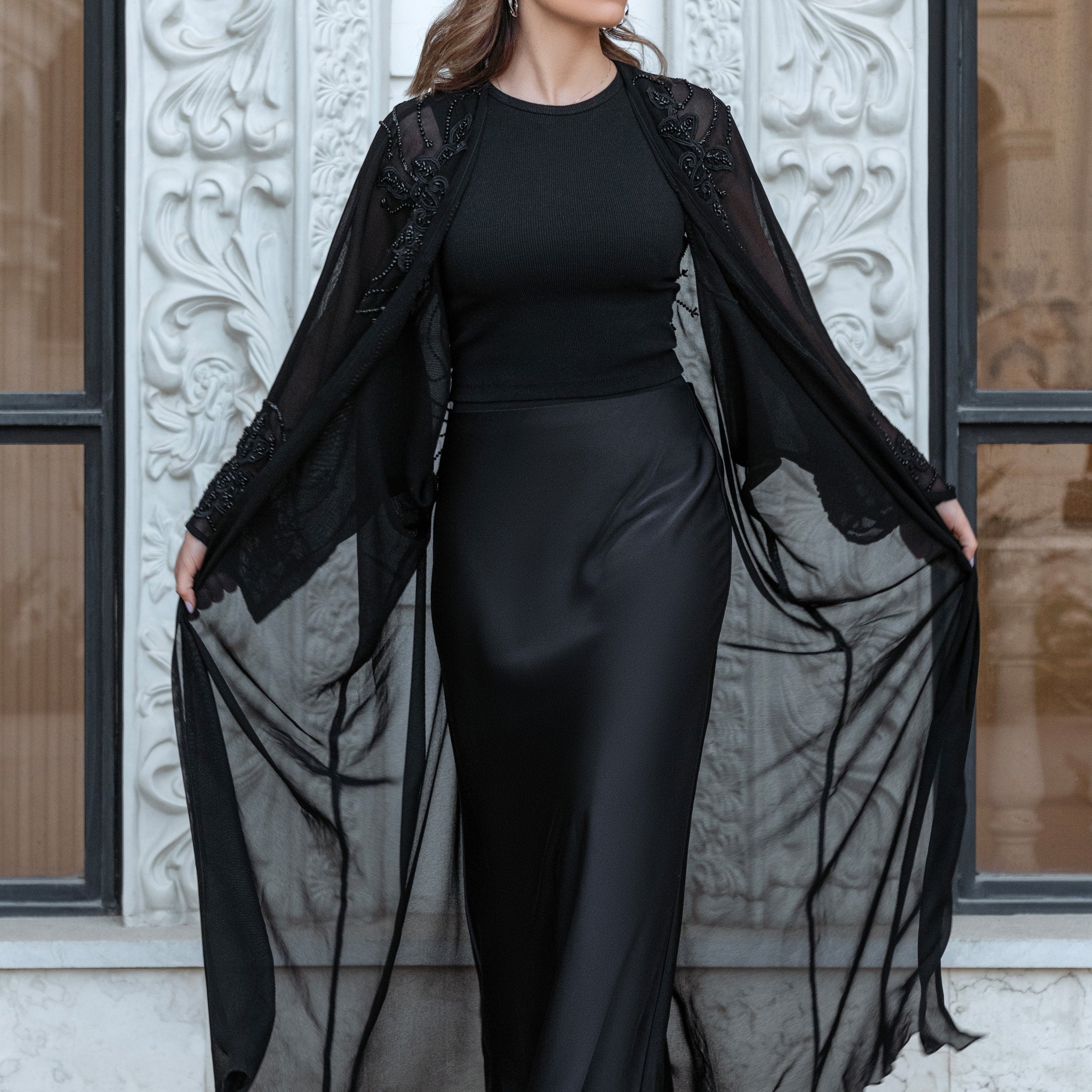 عباية سوداء مفتوحة بشبك وتطريز يدوي