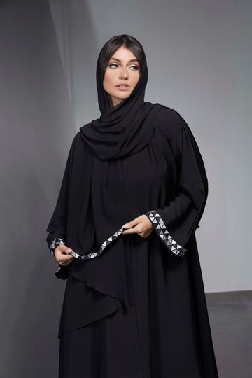  عباية سولان مطرزة بطبقات سوداء.