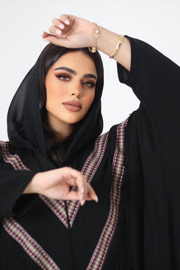  عباية سولان مطرزة يدوياً باللون الأسود.